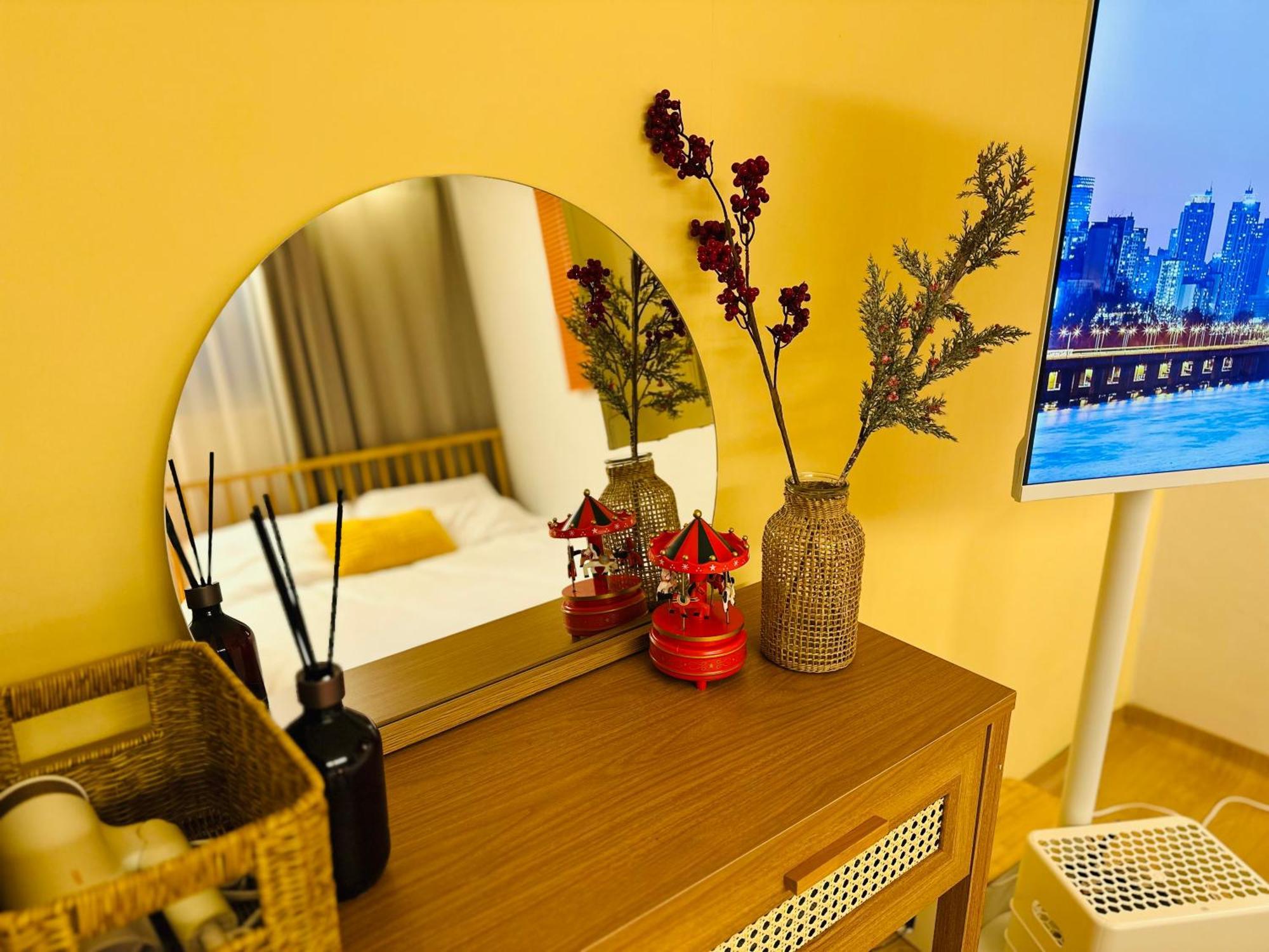 Apartment Yellow *