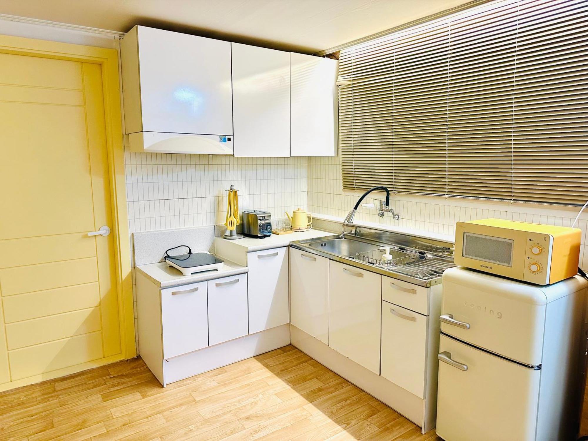 Apartment Yellow *